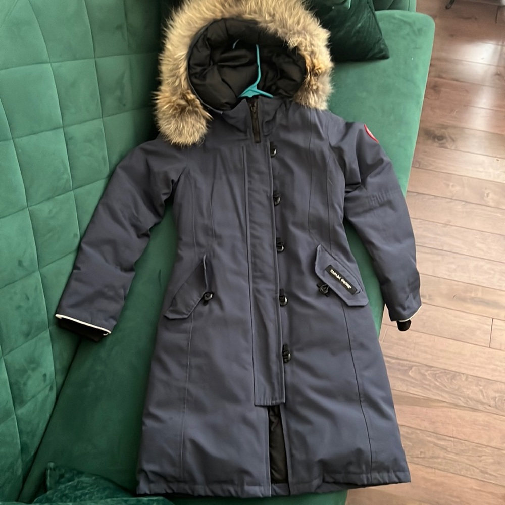Girls Canada goose navy coat sz 7/8.Gently worn,excellent condition.Hood